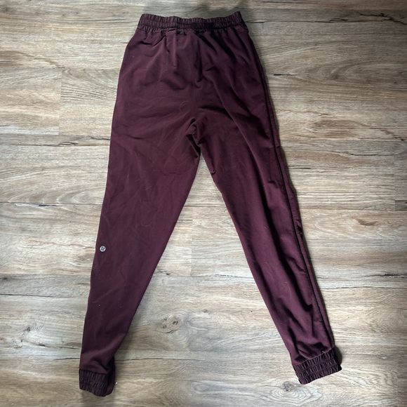 Size 04 Burgundy Lululemon Cargo Leggings - Picture 2 of 3